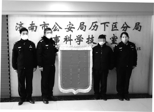 纪泽专门制作了一面锦旗,感谢在平凡岗位上为人民服务的公安民警